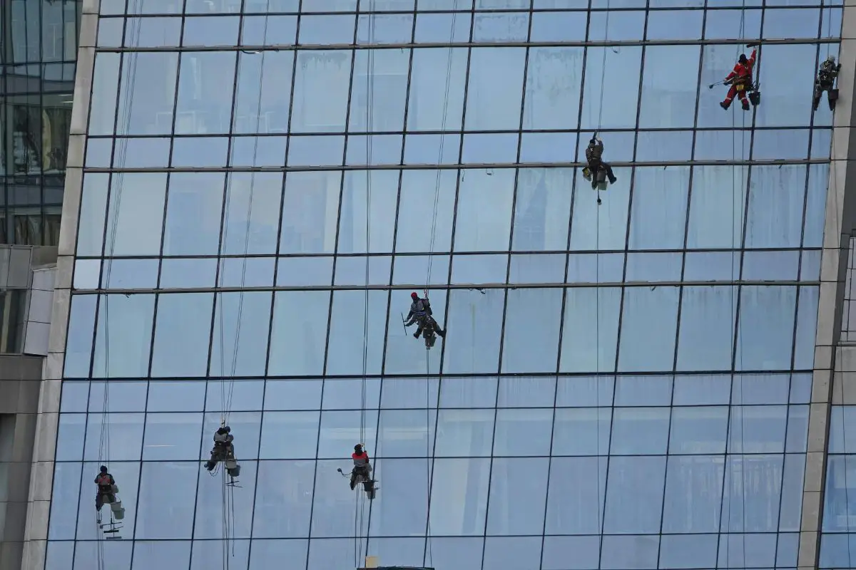 facade cleaning worker