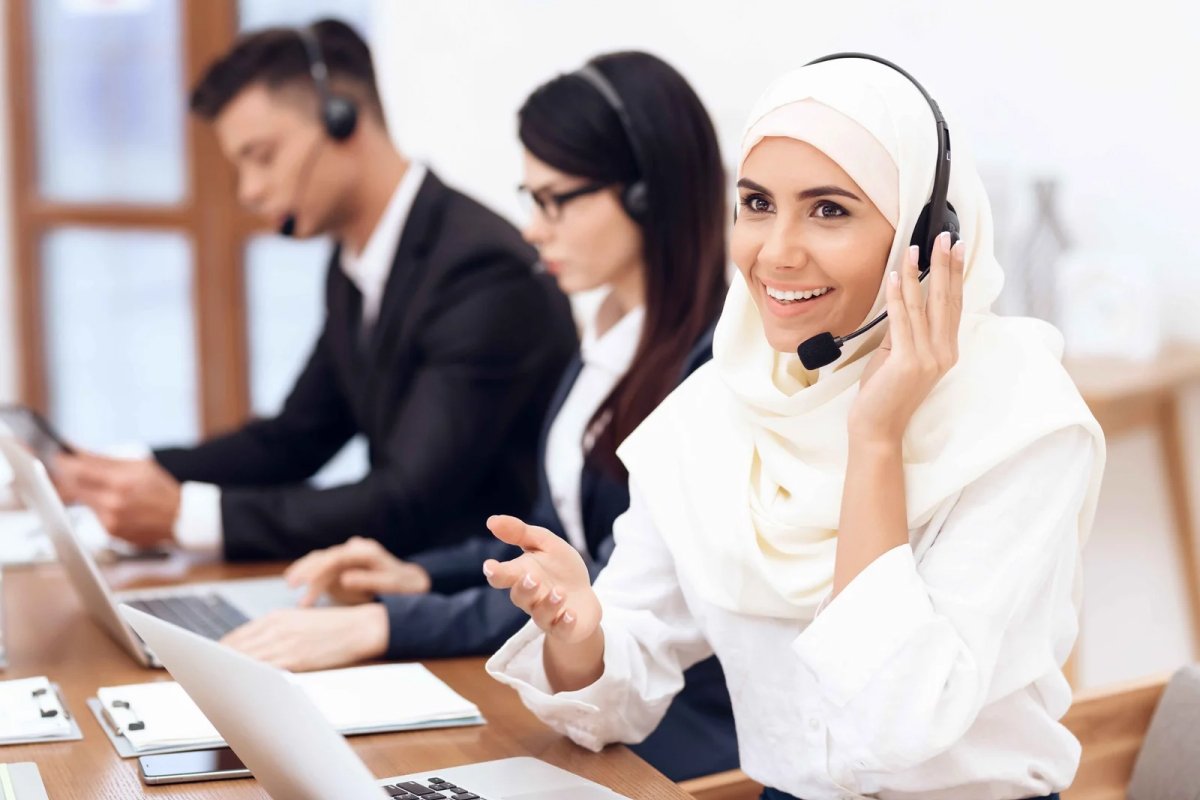 woman-works-call-center